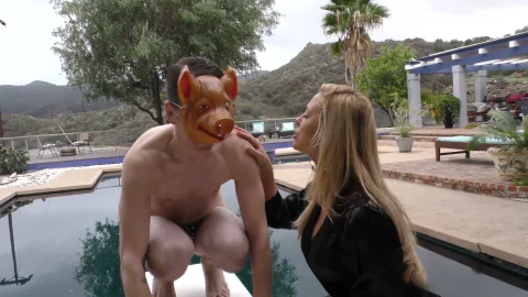 Hung Bull Stretches This Shaved Pussy Wide Open For Sex