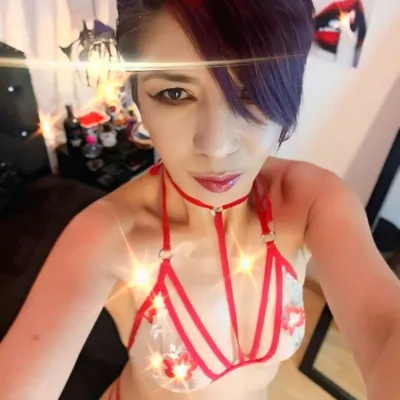 I'm hotter than yesterday, come and take off my panties, wet and smelling like hot pussy.