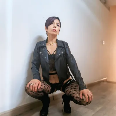 Mature woman dressed in black, hot and playful, very dangerous for hot things