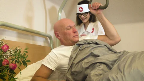 video art holland: Sara Bell: Nurse to Nine Inchers