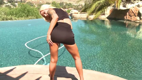 airerose entertainment: Icy Blonde Mom's Summer Surprise