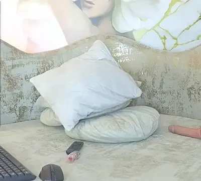 nylaroyale_cr