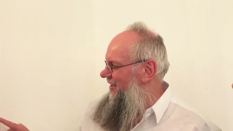 video art holland: The Beard That Takes Your Breath Away