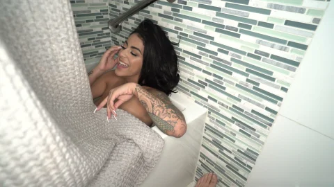 Raw breeding in tight shaved Latina slit