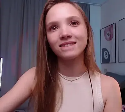 Adria_Arjona