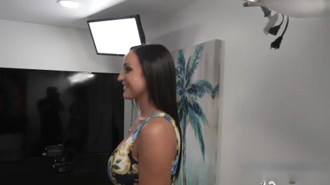 Fill Up My Mom: Alyssia Vera in Twerking Action