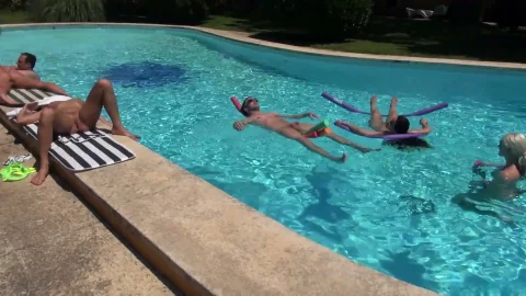 video art holland: Mia's Wet and Wild Pool Parties